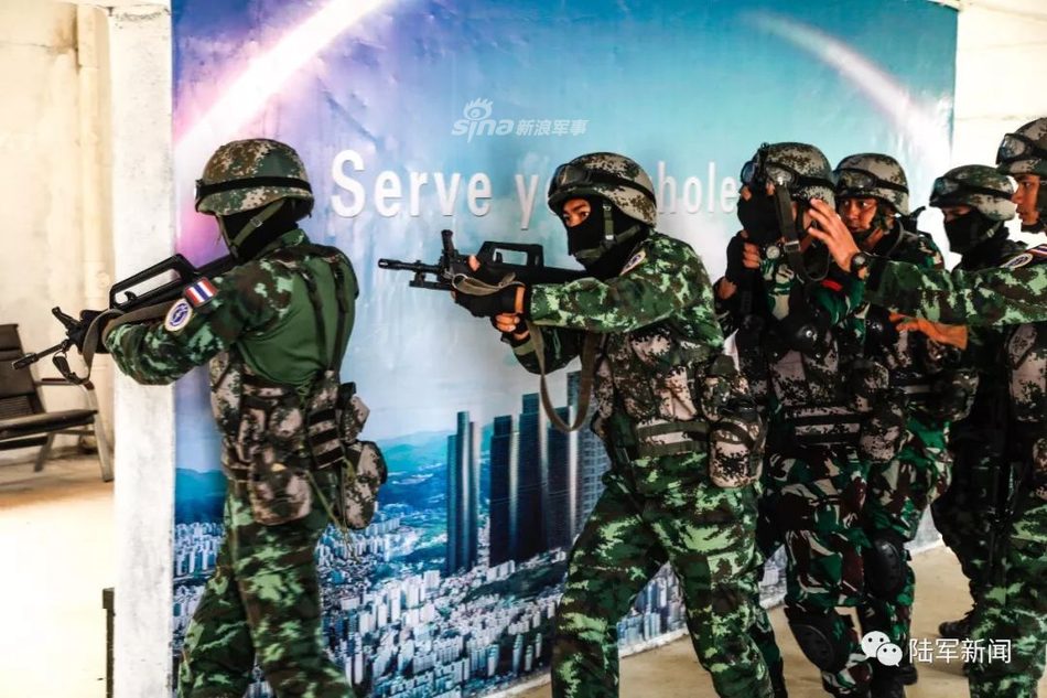 Quân đội Thái Lan với trang bị súng trường tấn công dạng bullup loại QBZ-95 do Trung Quốc sản xuất. Nguồn ảnh: Sina.