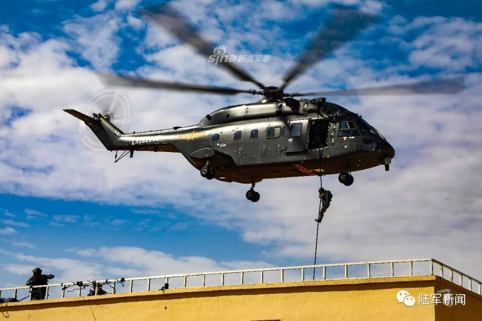 Quân đội Trung Quốc tỏ ra khá "hăng hái" trong cuộc tập trận này khi huy động nhiều loại phương tiện chiến đấu, trực thăng cũng như binh lính góp mặt. Nguồn ảnh: Sina.