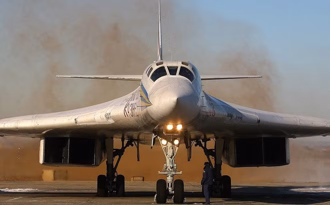"Tu-160M2 đã được phát triển theo chương trình nâng cấp mạnh mẽ đối với dòng máy bay ném bom Tu-160 đang hoạt động. Phiên bản mới được thiết lập để tăng đáng kể hiệu quả tác chiến", nguồn tin nhấn mạnh