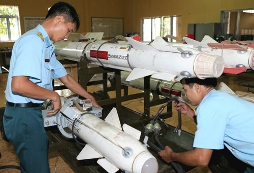 Kh-29 là loại tên lửa không đối hải được Liên Xô sản xuất từ những năm 80 của thế kỷ trước. Tên lửa được trang bị một đầu đạn nổ mạnh, trọng lượng đầu đạn 320kg và tuỳ từng phiên bản sẽ có tầm bắn từ 10 tới 30 km. Nguồn ảnh: TL.