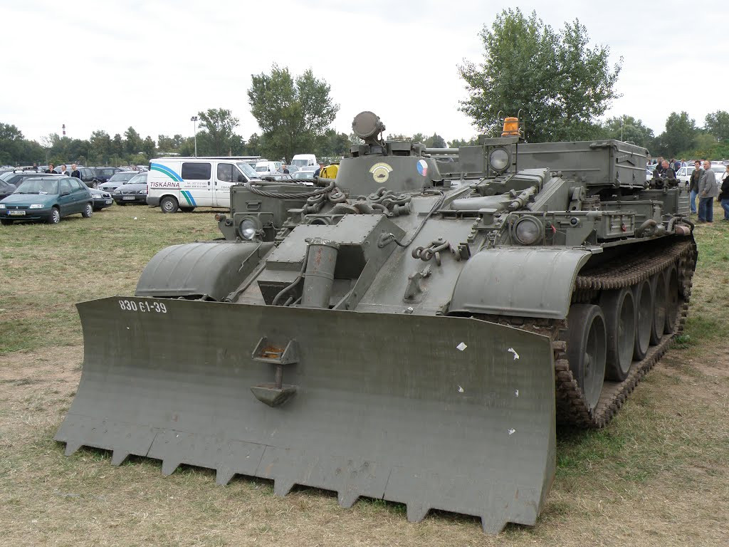 Ngoài ra, một hướng nâng cấp cực kỳ hữu dụng khác đó là biến T-55 thành phương tiện hỗ trợ công binh. Công việc của T-55 khi này sẽ không khác gì một chiếc máy xúc, máy cẩu và nó vẫn đủ khỏe để kéo mọi chiếc xe tải đang mắc kẹt ra khỏi bùn. Nguồn ảnh: Flickr.