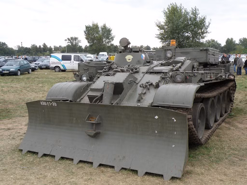 Ngoài ra, một hướng nâng cấp cực kỳ hữu dụng khác đó là biến T-55 thành phương tiện hỗ trợ công binh. Công việc của T-55 khi này sẽ không khác gì một chiếc máy xúc, máy cẩu và nó vẫn đủ khỏe để kéo mọi chiếc xe tải đang mắc kẹt ra khỏi bùn. Nguồn ảnh: Flickr.