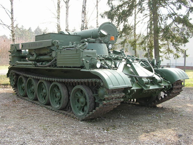 Bằng sự phổ biến và sức sống mãnh liệt của mình, có thể thấy xe tăng T-54/55 ngày nay không những đang "sống khỏe" mà còn thiên biến vạn hóa thành đủ mọi loại phương tiện, phục vụ đủ mọi mục đích trên chiến trường. Nguồn ảnh: Flickr.