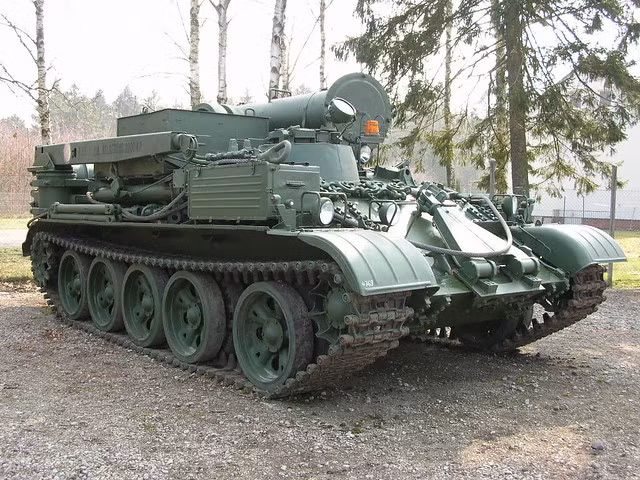 Bằng sự phổ biến và sức sống mãnh liệt của mình, có thể thấy xe tăng T-54/55 ngày nay không những đang "sống khỏe" mà còn thiên biến vạn hóa thành đủ mọi loại phương tiện, phục vụ đủ mọi mục đích trên chiến trường. Nguồn ảnh: Flickr.