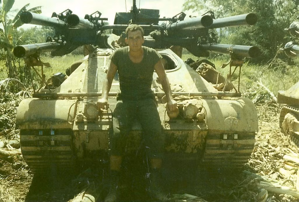 Mặc dù được định danh là pháo tự hành chống tăng, tuy nhiên nhiệm vụ chính của M50 Ontos trên chiến trường Việt Nam lại là chống bộ binh do nó có hoả lực vượt trội. Nguồn ảnh: Pinterest.