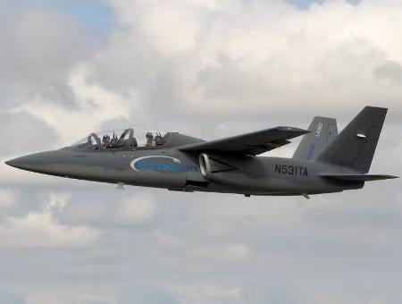 Textron AirLand Scorpion: Là một máy bay tấn công hạng nhẹ và cũng đồng thời chịu trách nhiệm tình báo, giám sát và trinh sát, Textron Scorpion chịu được tải trọng tối đa là 4.173 kg. “Bọ cạp chúa” Scorpion có thể bay ở tốc độ tối đa là 833 km/h với khoảng cách 4.074 km.