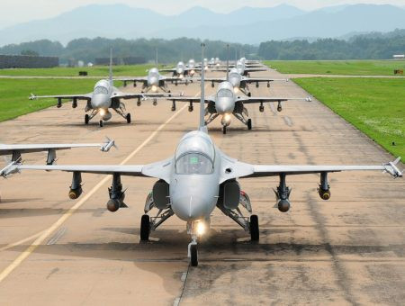 KAI TA-50: TA-50 là một phiên bản máy bay cường kích hạng nhẹ của dòng máy bay huấn luyện siêu thanh T-50 do hãng chế tạo Hàn Quốc Korea Aerospace Industries (KAI) phối hợp với tập đoàn Lockheed Martin phát triển. “Đại bàng vàng” của Hàn Quốc có khả năng chịu được khối lượng của các loại vũ khí lên tới 3.850 kg với tốc độ cao nhất là 1.852 km/h và quãng đường tối đa là 1.850 km.