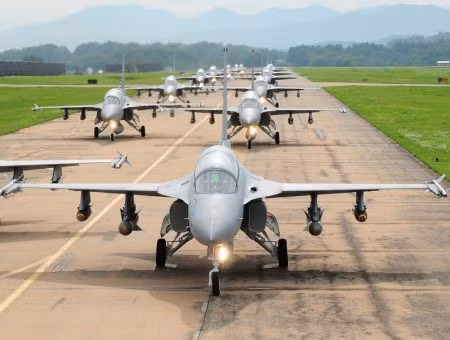 KAI TA-50: TA-50 là một phiên bản máy bay cường kích hạng nhẹ của dòng máy bay huấn luyện siêu thanh T-50 do hãng chế tạo Hàn Quốc Korea Aerospace Industries (KAI) phối hợp với tập đoàn Lockheed Martin phát triển. “Đại bàng vàng” của Hàn Quốc có khả năng chịu được khối lượng của các loại vũ khí lên tới 3.850 kg với tốc độ cao nhất là 1.852 km/h và quãng đường tối đa là 1.850 km.