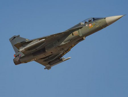 HAL Tejas: Chiến đấu cơ tấn công hạng nhẹ đa nhiệm Tejas là sản phẩm do hãng Hindustan Aeronautics Limited (HAL) phát triển cho Không quân và Hải quân Ấn Độ. Máy bay này có thể được trang bị cùng 1 khẩu pháo nòng đôi cỡ nòng 23mm, các tên lửa không đối không, không đối đất, tên lửa chống hạm và các loại bom với tải trọng tối đa là 3.500 kg.