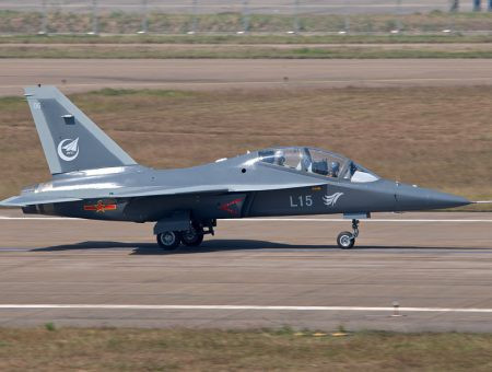 Hongdu L-15: Đây là một máy bay tấn công hạng nhẹ do Nhóm Công nghiệp Hàng không Hongdu (HAIG) sản xuất cho Lực lượng không quân của Quân Giải phóng Nhân dân Trung Quốc. Tốc độ tối đa của Hongdu L-15 là 1.715 km/h trong khi quãng đường máy bay này có thể đi được là 3.100 km.