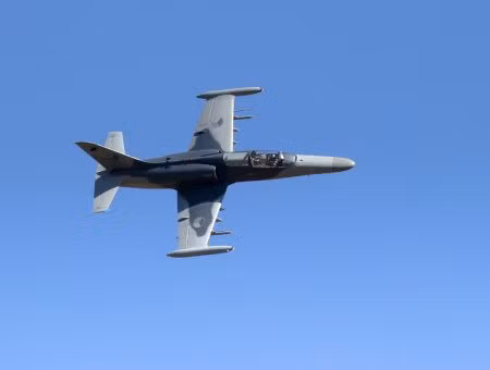 L-159 ALCA: Chiến đấu cơ hạng nhẹ L-159 do nhà sản xuất AERO Vodochody của Cộng hòa Séc phát triển chủ yếu phục vụ cho các cuộc tấn công chớp khoáng cũng như các nhiệm vụ tuần tra, phòng không và trinh sát. Tốc độ hành trình tối đa của L-159 là 936 km/h trong khi quãng đường mà máy bay này đi được trước khi phải tiếp nhiên liệu là 2.530 km.