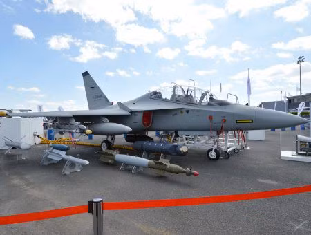 M-346FA: Từng ra mắt tại Triển lãm Hàng không Paris 2017, M-346FA được quảng bá là một máy bay tấn công hạng nhẹ và cũng có thể được sử dụng cho nhiệm vụ huấn luyện. Loại máy bay này có tốc độ tối đa đạt 1.075 km/h.