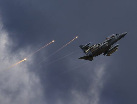 YAK-130: Một cái tên khác trong dòng máy bay chiến đấu hạng nhẹ là Yakovlev Yak-130 do tập đoàn Irkut phát triển. Loại chiến đấu cơ hạ âm này phục vụ Không quân Nga từ tháng 2/2010. YAK-130 có thể thực hiện các cuộc tấn công chớp nhoáng và các nhiệm vụ trinh sát, đồng thời có khả năng mang theo các tên lửa không đối không, bom thông minh, rocket không dẫn đường. Máy bay Yak-130 có tốc độ tối đa là 1.060 km/h và quãng đường tối đa là 2.100 km.