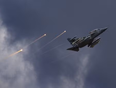 YAK-130: Một cái tên khác trong dòng máy bay chiến đấu hạng nhẹ là Yakovlev Yak-130 do tập đoàn Irkut phát triển. Loại chiến đấu cơ hạ âm này phục vụ Không quân Nga từ tháng 2/2010. YAK-130 có thể thực hiện các cuộc tấn công chớp nhoáng và các nhiệm vụ trinh sát, đồng thời có khả năng mang theo các tên lửa không đối không, bom thông minh, rocket không dẫn đường. Máy bay Yak-130 có tốc độ tối đa là 1.060 km/h và quãng đường tối đa là 2.100 km.