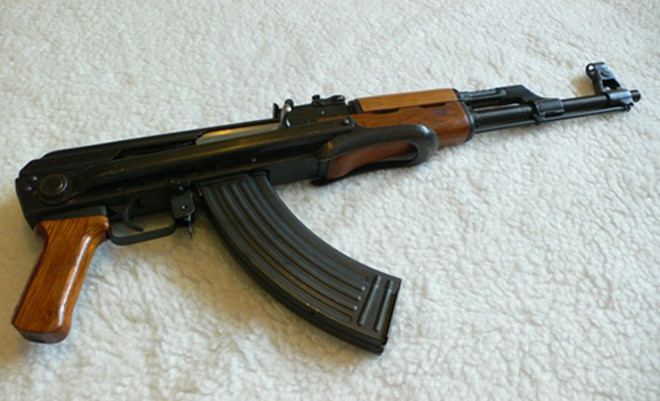 Biến thể báng gập AKS và AKMS. Về cơ bản hai biến thể này có cấu tạo giống nhau, chỉ khác ở loa che lửa đầu nòng. Ảnh: Guns.net