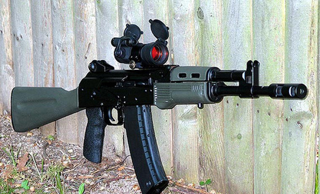 AK-101 và biến thể rút gọn AK-102, hai biến thể này sử dụng hộp tiếp đạn 5,56x45 mm tiêu chuẩn NATO. Ảnh: Militaryfactory