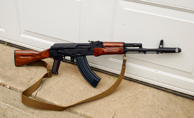AKM và biến thể hiện đại hóa sâu rộng AK-74. Hình dáng bên ngoài giữa hai mẫu súng này khá giống nhau song chúng có sự khác biệt rất lớn. AKM dùng loại đạn 7,62 x 39 mm còn AK-74 dùng loại đạn 5,45 x 39 mm. Điểm khác biệt lớn nữa là loa che lửa đầu nòng của AK-74 dài hơn có khả năng cải thiện độ chụm của đạn tốt hơn. Ảnh: Public-dm2306