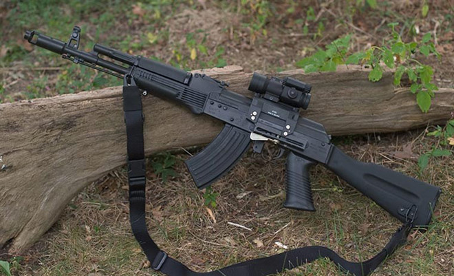 AK-103 và biến thể rút gọn AK-104, chúng sử dụng cỡ đạn 7,62 x 39 mm tiêu chuẩn Liên Xô. So với AK-47 nguyên thủy, chúng có nhiều cải tiến về vật liệu chế tạo trong khi vẫn giữ hình dáng bên ngoài như huyền thoại AK-47. Ảnh: Fanpop