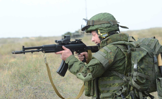 AK-107 và AK-12. Đây là hai biến thể có nhiều điểm khác biệt nhất so với AK-47 nguyên thủy. AK-107 có phần trích khí tương tự khẩu AEK-971. AK-12 có các đường ray picatinny cho phép dễ dàng gắn thêm các phụ kiện. Khóa an toàn kiêm chọn chế độ bắn thiết kế lại thành một lẫy nhỏ bên phải cò súng. Ảnh: Weapon-planet.