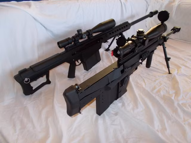 Ngoài ra, phiên bản M3 của khẩu súng bắn tỉa này thậm chí còn sử dụng cỡ đạn kinh khủng hơn - cỡ 14,5x114mm. Đây là cỡ đạn cực đại, thậm chí còn có khả năng đục đứt xích một vài loại xe tăng. Nguồn ảnh: Pinterest.