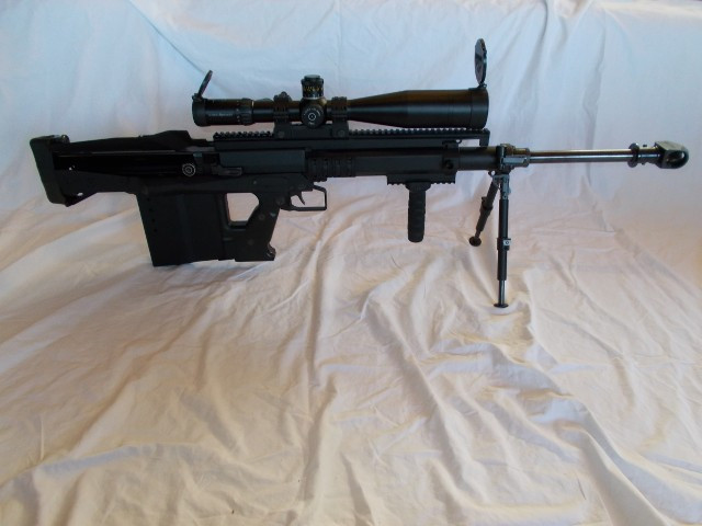 Sử dụng cỡ đạn 12,7x108mm, súng bắn tỉa công phá GM6 Lynx có khả năng vô hiệu hoá mọi loại phương tiện chỉ bằng một phát bắn duy nhất vào đúng động cơ. Nguồn ảnh: Pinterest.