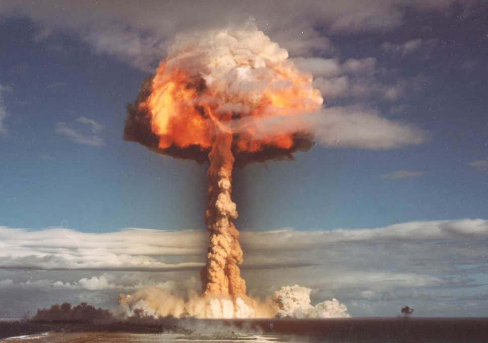 Thêm vào đó, hiện tại đang là mùa đông, gió cùng với hải lưu ở khu vực biển Đông đều có hướng di chuyển từ Bắc xuống Nam. Việc lấy thông tin đo phóng xạ từ trạm Hong Kong, Đài Loan và Trung Quốc được cho là thiếu chính xác vì ngay cả khi có một vụ nổ hạt nhân thật sự xảy ra, bụi phóng xạ cũng không thể đi ngược hướng gió và hải lưu để tới được những trạm đo này. Dựa vào những điểm trên, có thể dần khẳng định thông tin "nổ tàu ngầm hạt nhân ở Biển Đông" là bịa đặt, không có căn cứ chính xác. Nguồn ảnh: Gizmodo.