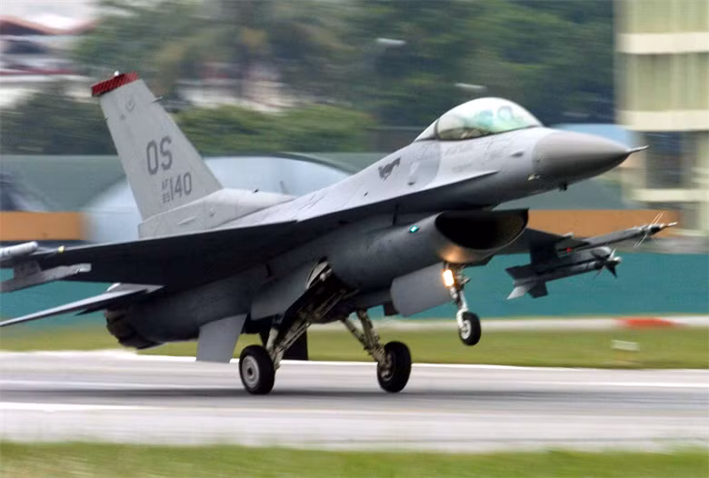 Người dân, chính quyền Nhật Bản đang tỏ ra phẫn nộ khi đây không phải lần đầu tiên máy bay chiến đấu F-16 của Mỹ thả "nhầm" bom xuống lãnh thổ nước này khi bay huấn luyện. Nguồn ảnh: Pinterest.