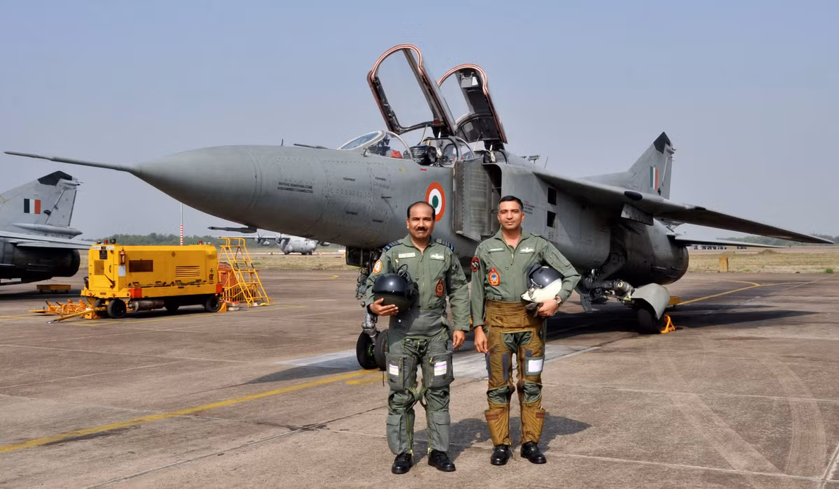 Loại cường kích cơ này được Ấn Độ trang bị nhiều tên lửa dẫn đường hiện đại, pháo phản lực hoặc bom có điều khiển để thực hiện các phi vụ yểm trợ mặt đất cực kỳ "bá đạo" trong quá khứ. Nguồn ảnh: Pinterest.