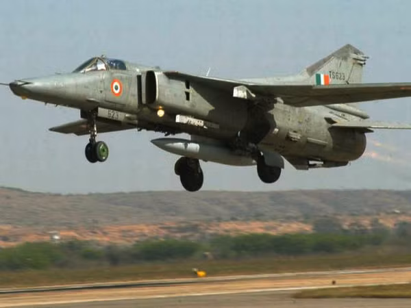 Nếu kế hoạch cho MiG-27 về hưu của Ấn Độ diễn ra đúng tiến độ, sau ngày 27/12/2019, Kazakhstan sẽ là quốc gia cuối cùng sử dụng MiG-27 trong biên chế lực lượng không quân. Trước đó trong quá khứ, Liên Xô/Nga, Sri Lanka, Cuba, Ai Cập, Iraq, Libya và Algeria cũng từng sử dụng loại cường kích cơ này trong biên chế của mình. Nguồn ảnh: Forces.