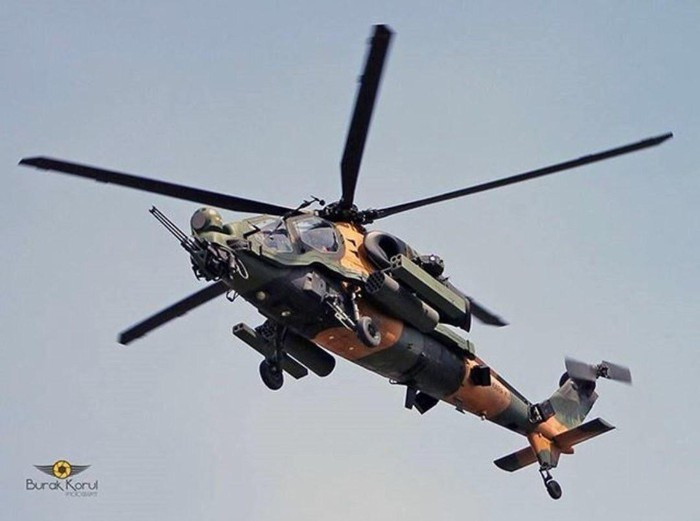 Hai bên hông máy bay được bố trí 2 cánh nhỏ với 4 điểm treo cho phép mang rocket, tên lửa.