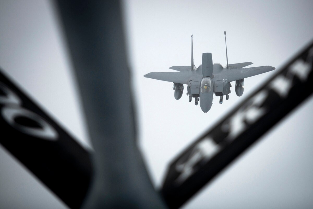 Vấn đề là các căn cứ quân sự, các máy bay của Không quân Mỹ không được đặt trong cùng một khu vực mà đặt rải rác khắp thế giới - đồng nghĩa với việc 8 tỷ lít xăng dầu sẽ phải "ngao du thiên hạ" để tới được nơi cần. Nguồn ảnh: USAF.