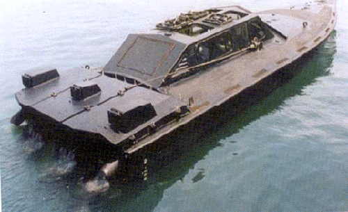 Về cơ bản, tàu có cơ chế hoạt động khá giống với ca-nô nhưng có thêm tính năng lặn. Kích thước của tàu cũng khá nhỏ với thuỷ thủ đoàn tối đa 4 người. Nguồn ảnh: Pinterest.