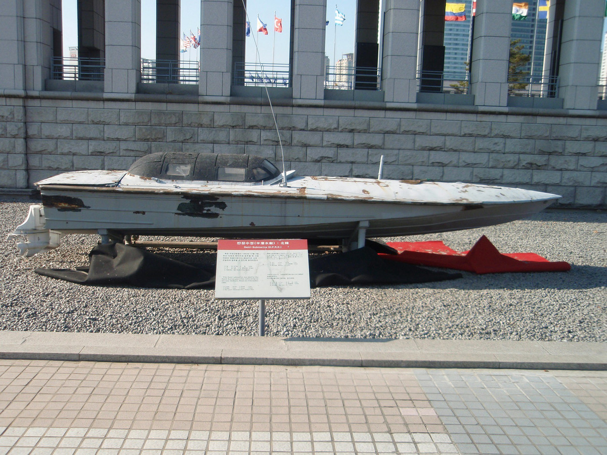 Tầm hoạt động tối đa của tàu lên tới 200 hải lý - thích hợp cho các nhiệm vụ đổ bộ, xâm nhập ven biển hoặc tiếp cận tàu chiến đối phương một cách bí mật. Nguồn ảnh: Pinterest.