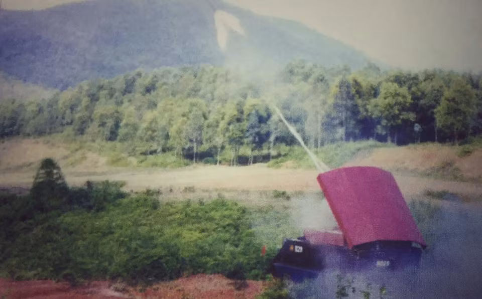 Qua hình ảnh vừa mới được tiết lộ, có thể thấy xe thiết giáp M113 đã được Việt Nam "độ" lại thành phương tiện phá mìn không khác gì UR-77 của Liên Xô trước đây - cỗ xe từng được mệnh danh là con "quái vật" phá mìn. Nguồn ảnh: QSVN.