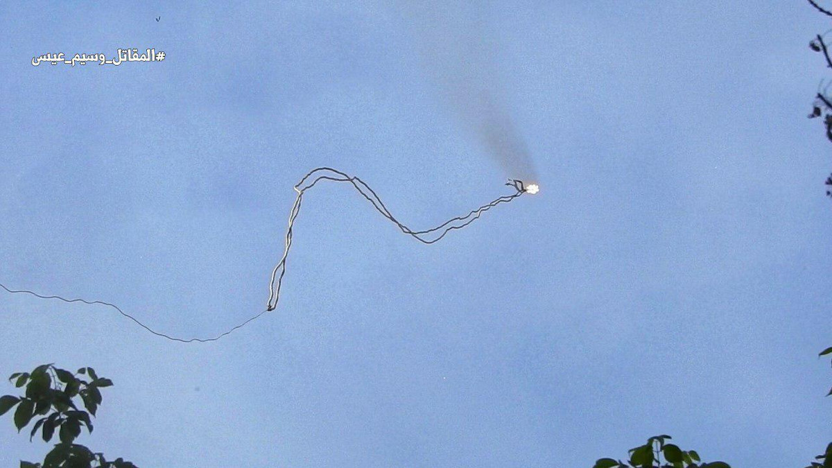 Đây là loại vũ khí hết sức đơn giản và hiệu quả, việc Việt Nam có thể tự chế tạo được thứ vũ khí tương tự trên thiết giáp M113 cho phép chúng ta tăng thời gian giải toả bãi mìn, hạn chế thương vong cho bộ binh, tăng thời gian hành quân và quan trọng nhất là sau cuộc chiến, ô nhiễm bom mìn sẽ bị hạn chế vì toàn bộ mìn trong khu vực đã bị kích nổ sạch sẽ. Nguồn ảnh: Syrianews.