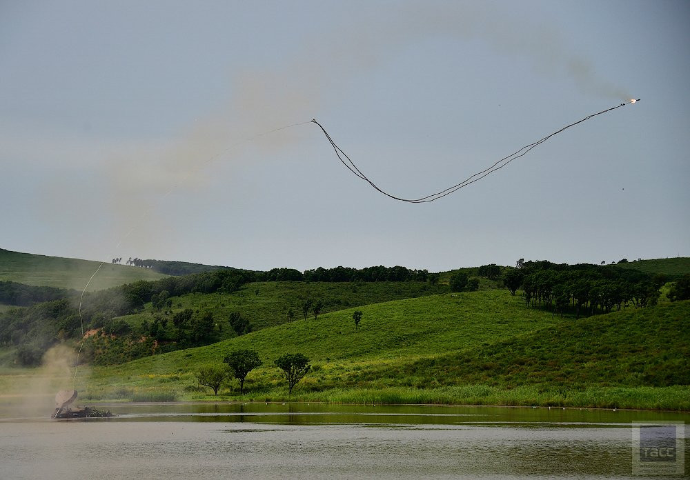 Thiết giáp UR-77 của Nga phóng dây nổ kích mìn khi đang di chuyển trên mặt nước. Nguồn ảnh: Tass.