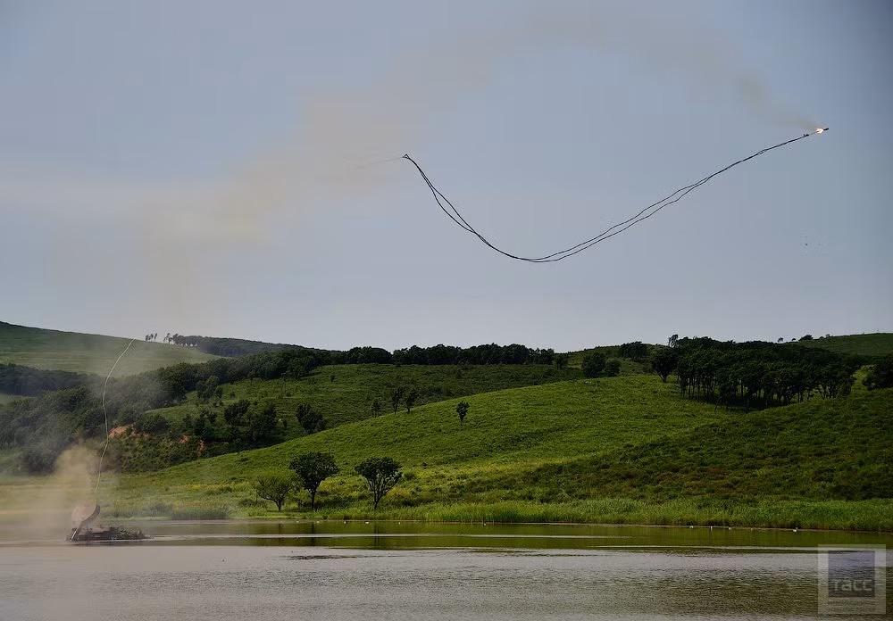 Thiết giáp UR-77 của Nga phóng dây nổ kích mìn khi đang di chuyển trên mặt nước. Nguồn ảnh: Tass.