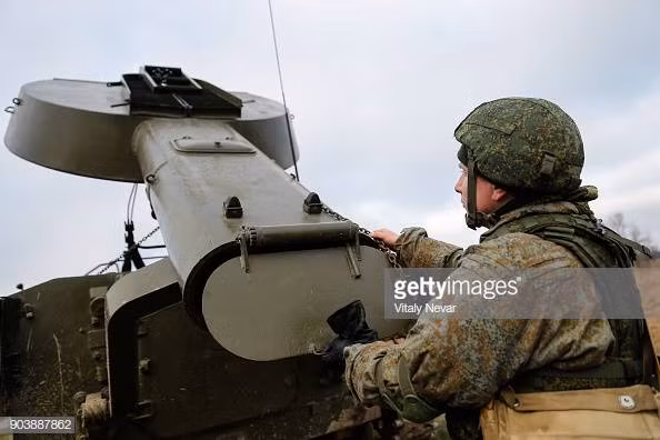 Sau khi nổ, không những UR-77 sẽ tạo ra một hành lang an toàn cho binh lính tiến công, nó còn tạo luôn một đoạn rãnh dài dọc theo đường phát nổ của mình - biến đây thành chiến hào cho binh lính tiến công. Nguồn ảnh: Getty.