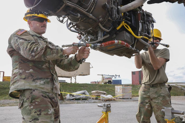 Trực thăng được trang bị tổng cộng hai động cơ loại GE T700 có công suất mỗi động cơ chỉ 1890 mã lực. Loại động cơ này được sản xuất bởi General Electric từ năm 1973 và được trang bị trên rất nhiều trực thăng do Mỹ sản xuất. Nguồn ảnh: BI.