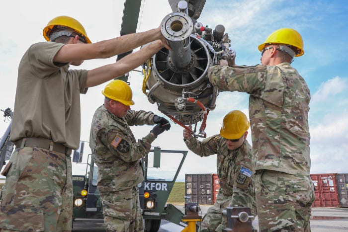 Quá trình bảo dưỡng toàn bộ chiếc trực thăng UH-60 có thể mất tới 23 ngày. Trong đó riêng việc bảo dưỡng, đại tu hệ thống động cơ đã chiếm phần lớn thời gian vì thiết kế của Black Hawk vốn dĩ cũng khá đơn giản. Nguồn ảnh: BI.
