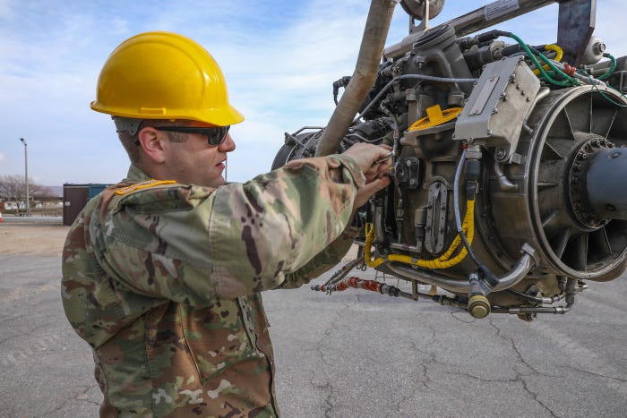 Tuỳ từng phiên bản dành cho mỗi loại trực thăng khác nhau, động cơ T700 chỉ có trọng lượng từ 180 kg cho tới tối đa 244 kg - rất nhẹ và nhỏ gọn. Nguồn ảnh: BI.