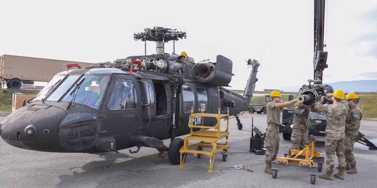 Là "xương sống" của không quân Lục quân cũng như nhiều quân binh chủng khác trực thăng UH-60 Black Hawk của Quân đội Mỹ có quy trình bảo dưỡng cực kỳ nghiêm ngặt, cứ sau mỗi 480 giờ bay, nó sẽ phải trải qua quá trình đại tu lớn. Nguồn ảnh: BI.