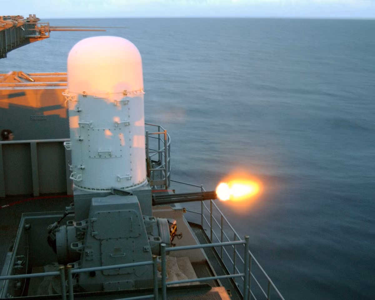 Pháo được kết nối với một radar điều khiển hỏa lực băng sóng Ku để theo dõi các mục tiêu đang tiếp cận.