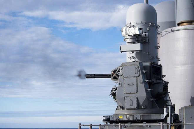 Mỗi tổ hợp Phalanx được trang bị 1.550 viên đạn mỗi lần nạp. Trong trường hợp bắn hết tốc lực, khẩu pháo này chỉ bắn được vỏn vẹn có... 15 giây trước khi phải tái nạp đạn.