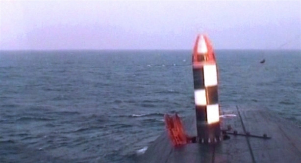 Cũng trong đợt thử nghiệm này, hôm 30/10, tàu Knyaz Vladimir đã lần đầu phóng tên lửa đạn đạo xuyên lục địa RSM-56 Bulava từ dưới nước và đánh trúng mục tiêu tại thao trường Kura ở vùng Kamchatka thuộc vùng Viễn Đông nước Nga. Cùng với đó, tàu Knyaz Vladimir cũng thực hành bắn ngư lôi vào các mục tiêu dưới nước và trên mặt đất.