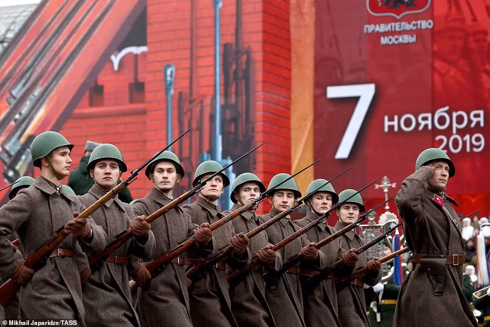 Hôm qua ngày 7/11/2019, hàng trăm lính Nga với trang phục của lính Hồng quân Liên Xô đã tái hiện lại cuộc duyệt binh lịch sử này trên Quảng Trường Đỏ. Nguồn ảnh: BI.