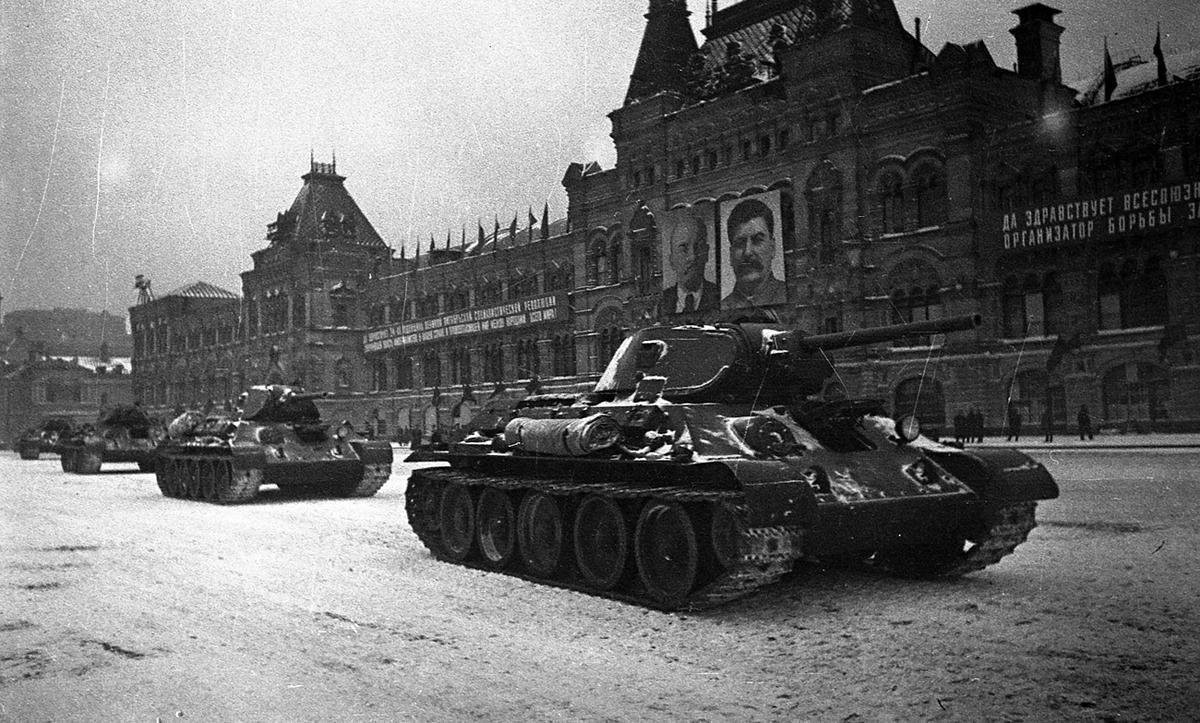 Lúc này, quân Đức chỉ còn cách Thủ đô Moscow hơn 20km và đây sẽ là cuộc duyệt binh cuối cùng trong lịch sử Liên Xô nếu như đoàn quân này thất bại. Nguồn ảnh: BI.