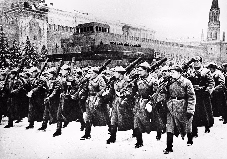 Ngày 7/11/1941, tại Quảng trường Đỏ ở Thủ đô Moscow của Liên Xô, một cuộc duyệt binh mừng Cách mạng Tháng 10 Nga với quy mô cực lớn đã được diễn ra. Nguồn ảnh: BI.
