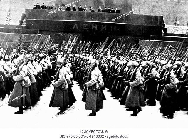 Binh lính Liên Xô duyệt binh qua lăng Lê-nin và tiến thẳng vào chiến trường. Nguồn ảnh: BI.