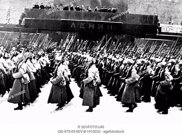 Binh lính Liên Xô duyệt binh qua lăng Lê-nin và tiến thẳng vào chiến trường. Nguồn ảnh: BI.